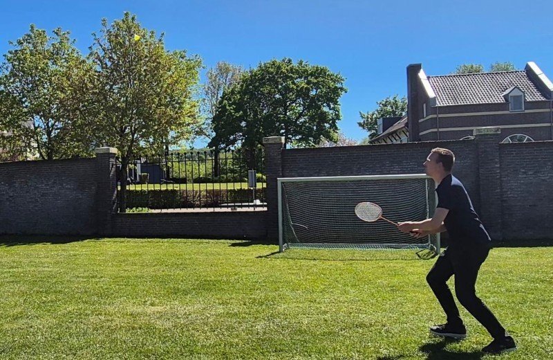Buitenplaats de mechelerhof nieuwe badmintonrackets en tennisrackets op park