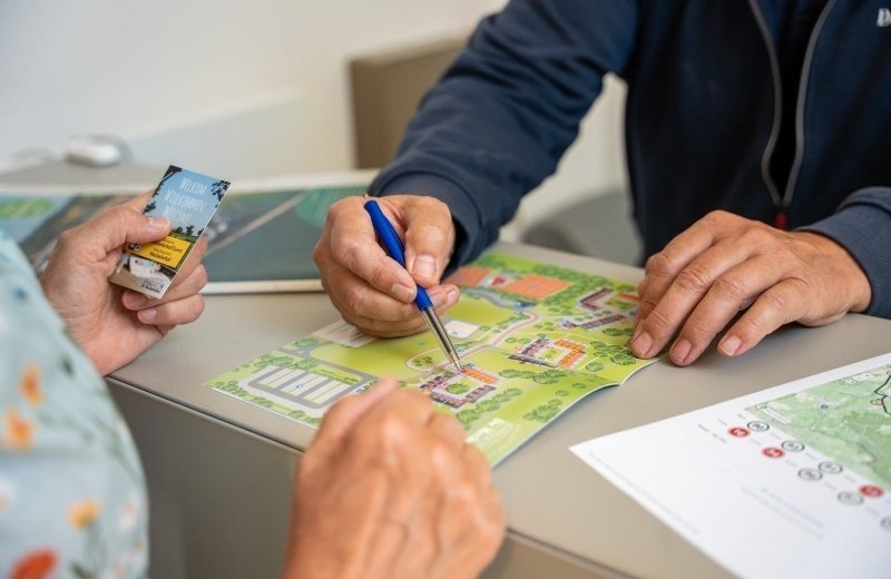 Gastvrije ontvangst bij Vakantiepark Mechelerhof met plattegrond en welkomstkaartje