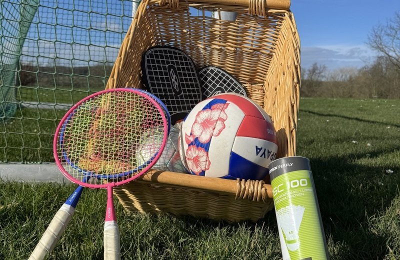 Mand vol sport- en spelmaterialen