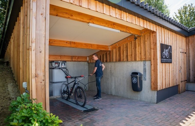 Fietsenstalling en schoonmaakstation voor gasten op Vakantiepark Mechelerhof